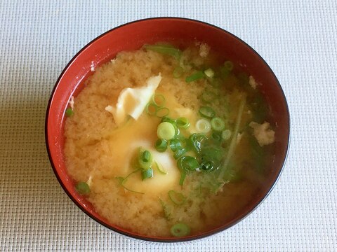 黄身がとろーり卵と水菜の味噌汁